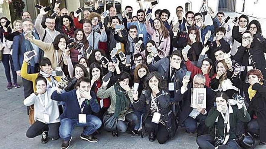 Los periodistas reunidos en Cádiz taparon sus bocas y mostraron sus móviles.