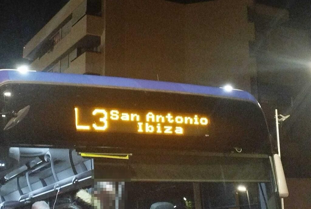 Un autobús de la L3 con toponimia no oficial.