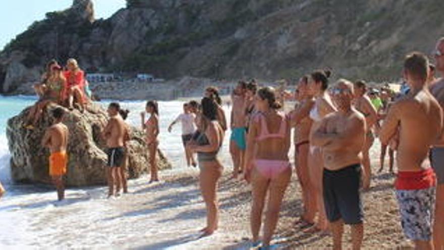 Bañistas en la cala del Moraig.