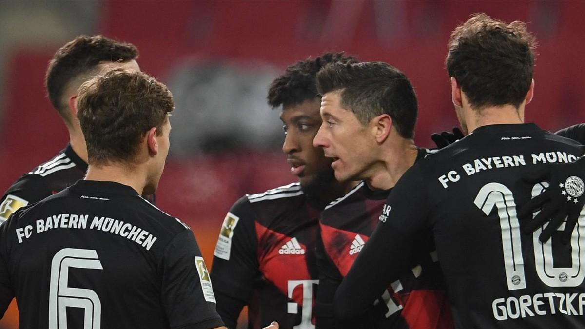Los jugadores del Bayern celebrando un tanto de Lewandowski