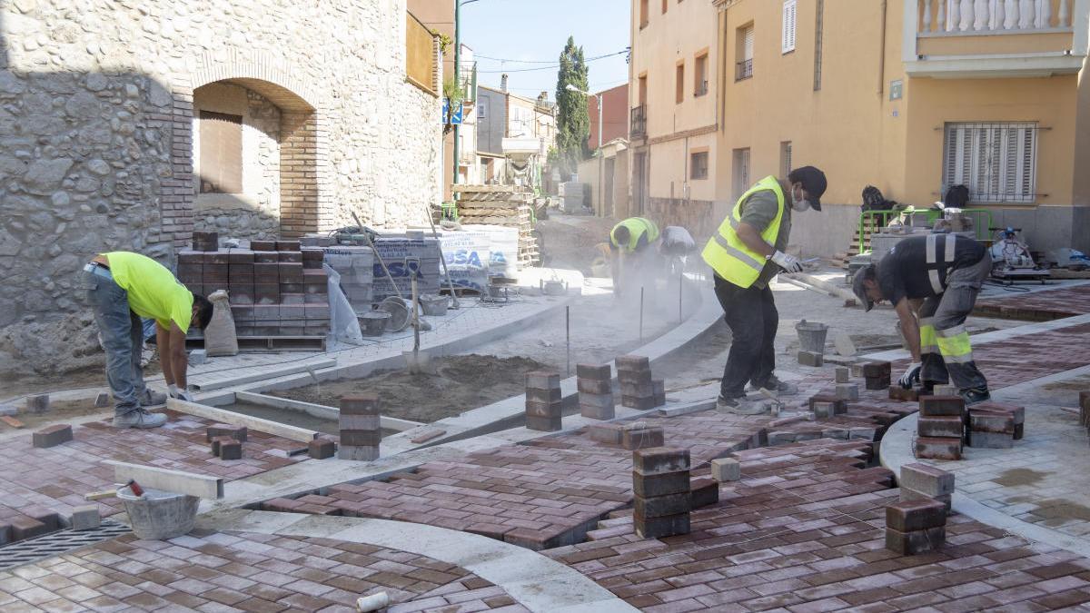 Els operaris col·locant el parterre, en la recta final de les obres.