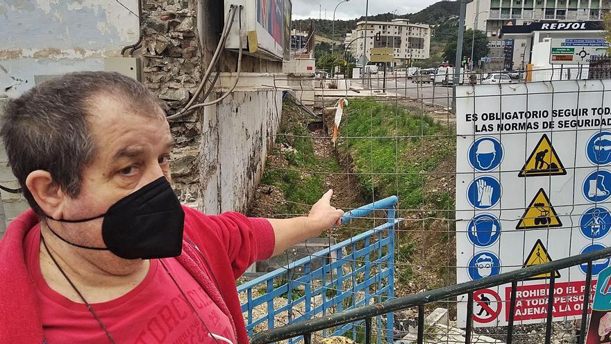 José González señala la zona cortada por obras.