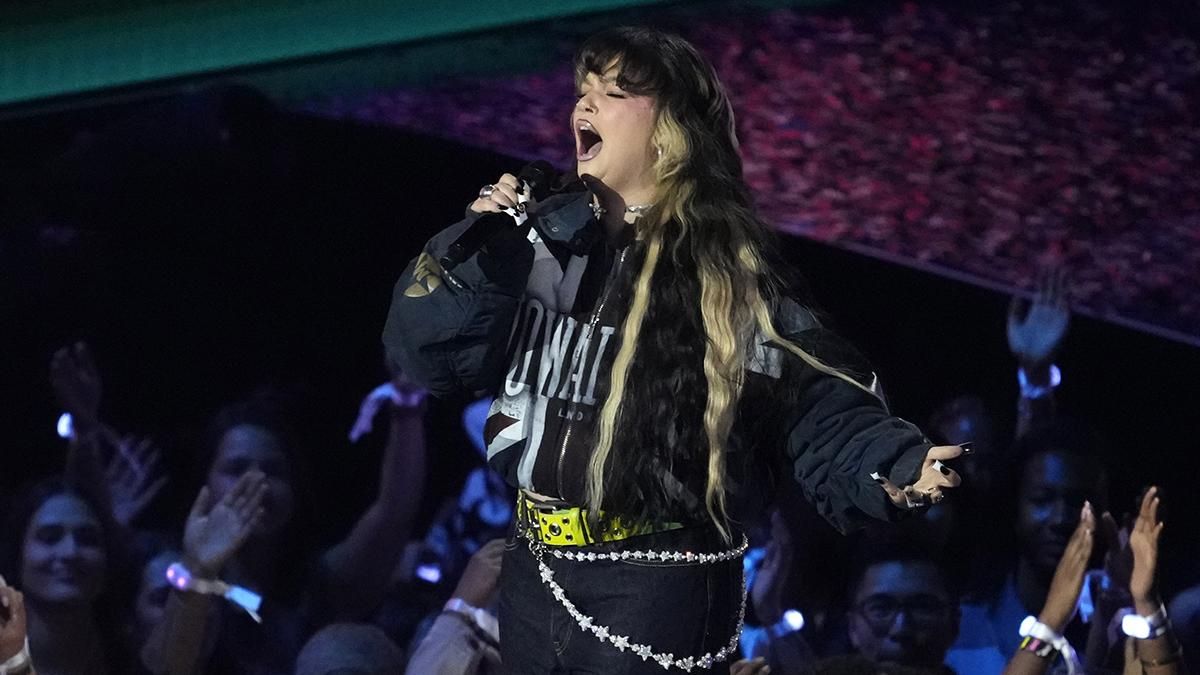 Estado de salud de Lola Young: la cantante se desplomó en su último concierto