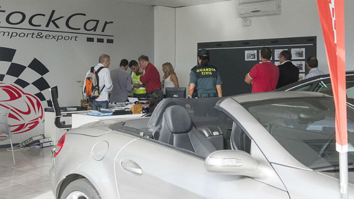 Agentes de la Guardia Civil registran el interior de EuroStockCar, en el polígono industrial el Segre de Lleida.