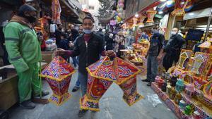 Un vendedor de las típicas lámparas de Ramadán en un zoco de Amán, Jordania. 