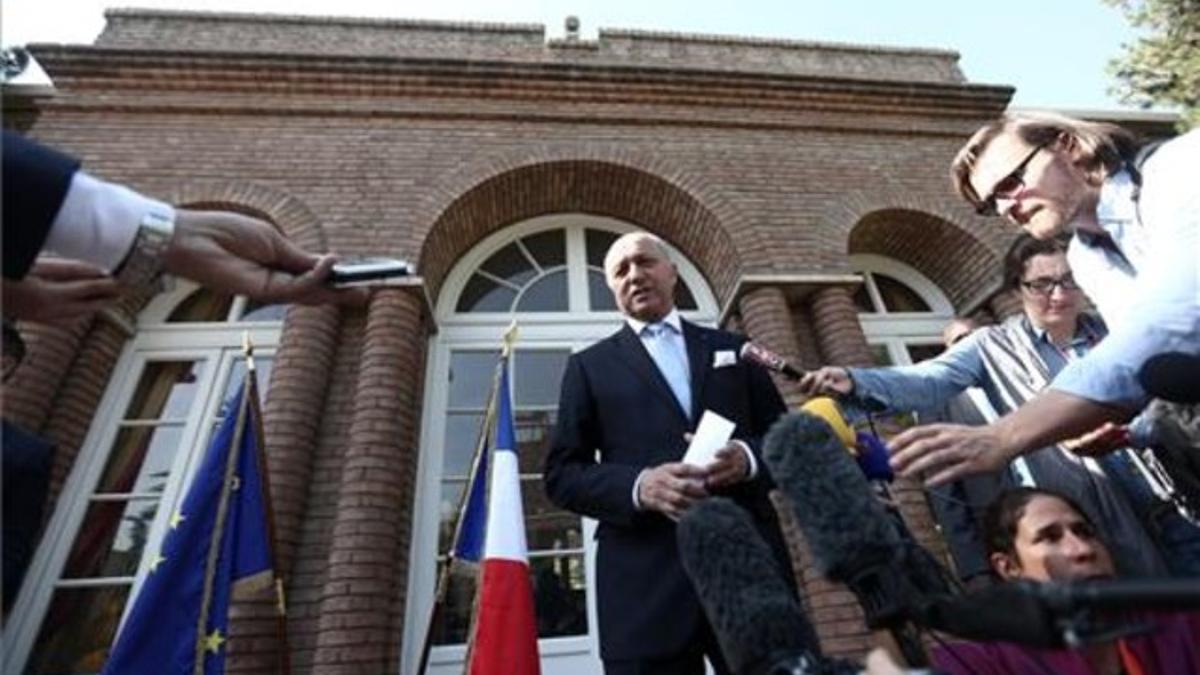 El ministro de Exterior de Francia, Laurent Fabius, dando un comunicado a la prensa desde la embajada francesa de Teherán, este miércoles.