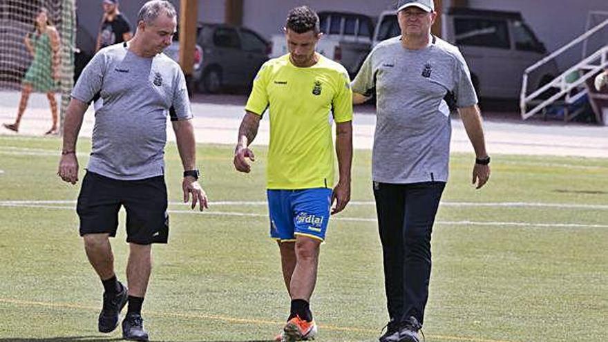 Rubén Castro, acompañado por Pepe Mel y el doctor Diosdado Bolaños, se retira del calentamiento de ayer en el Campo Municipal de Gran Tarajal.