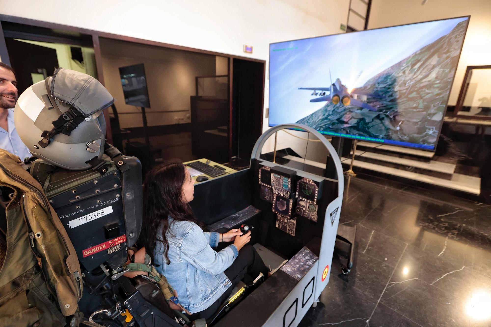 Simulador vuelo caza F-!8