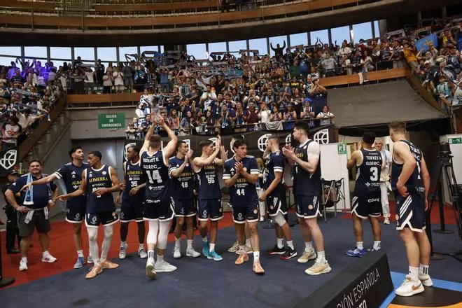EN IMÁGENES: Así despidió la afición a un heroico Alimerka Oviedo Baloncesto tras caer con Estudiantes en la pelea por la ACB