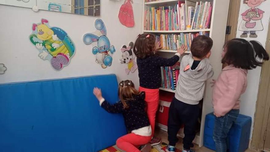 Los alumnos de Faes estrenan biblioteca infantil: así es el proyecto impulsado por la maestra Tere Méndez