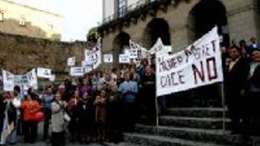 CONCENTRACION DE COLECTIVOS CIUDADANOS EN LA PLAZA