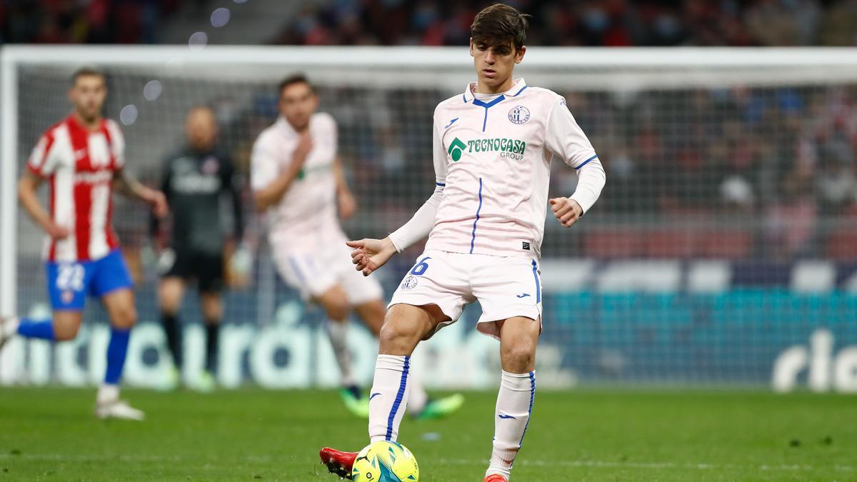 Gonzalo Villar, en un lance del juego ante el Atlético de Madrid