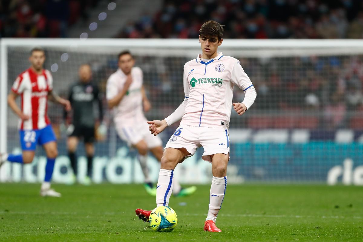 Gonzalo Villar, en un lance del juego ante el Atlético de Madrid