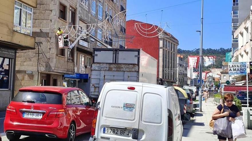 Un técnico conectando uno de los arcos en la Avda. de Ourense.