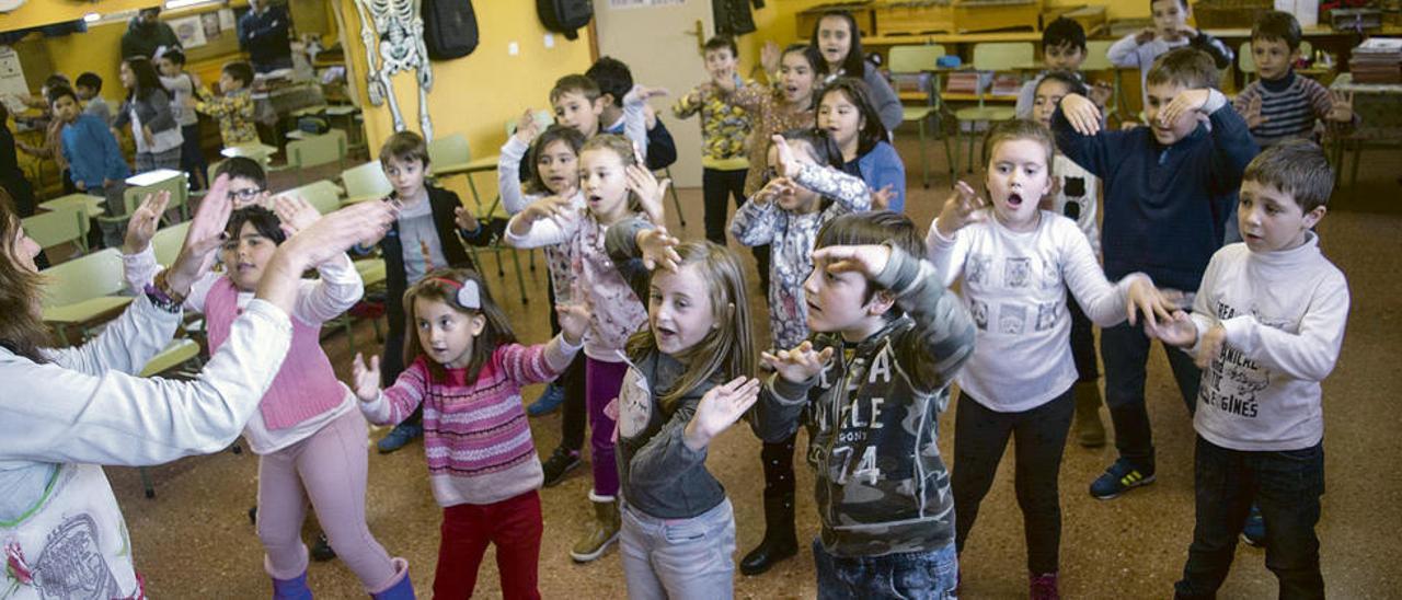 Silvia Herranz prepara en el aula de Música un baile para representar en el amagüestu del colegio.