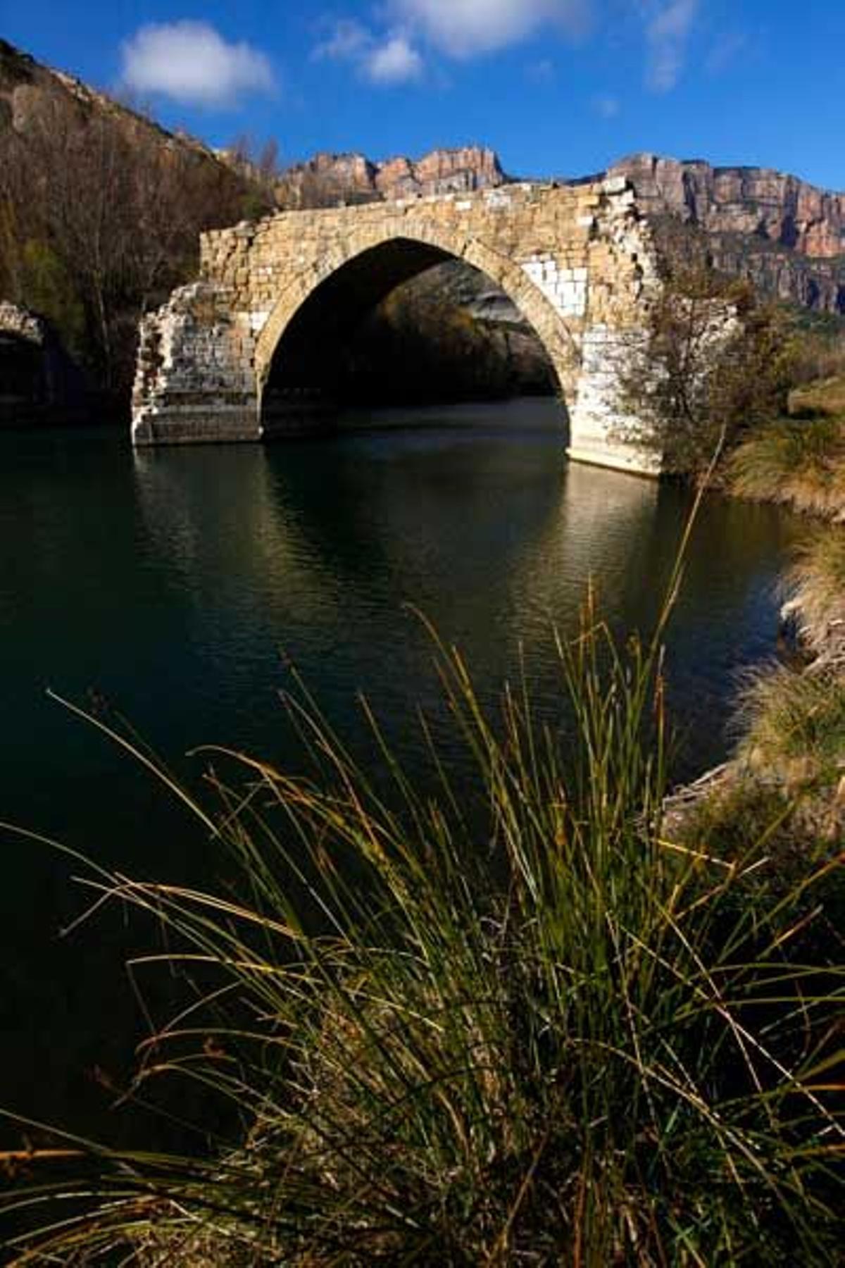 Puente en ruinas cerca de la pequeña localidad leridana de Camarassa.