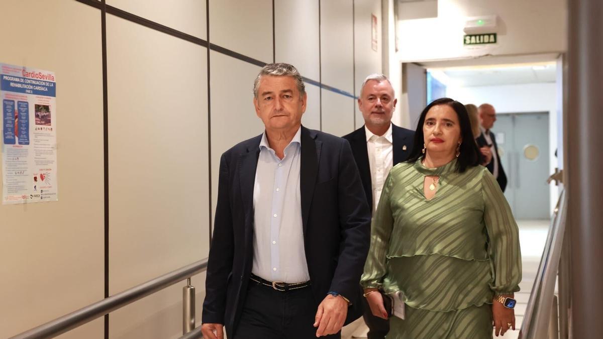 El consejero de Presidencia, Sanidad y Emergencias, Antonio Sanz, con la nueva gerente del SAS, María de los Ángeles García Rescalvo.