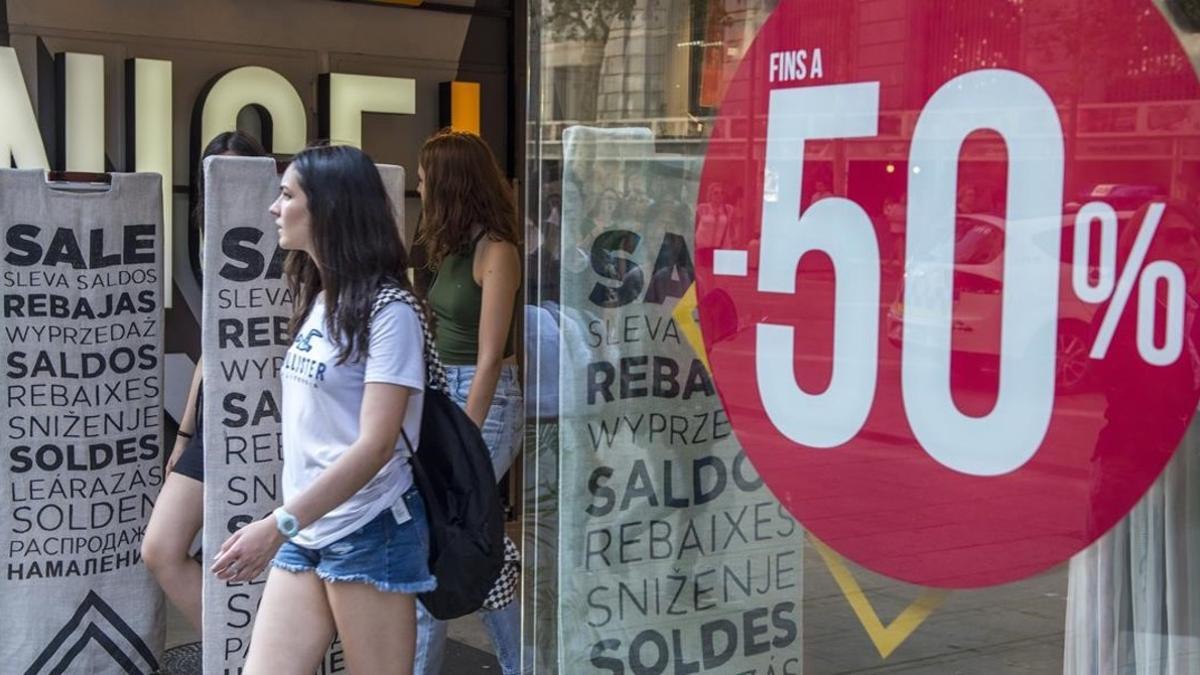 Cartel de rebajas en Barcelona.