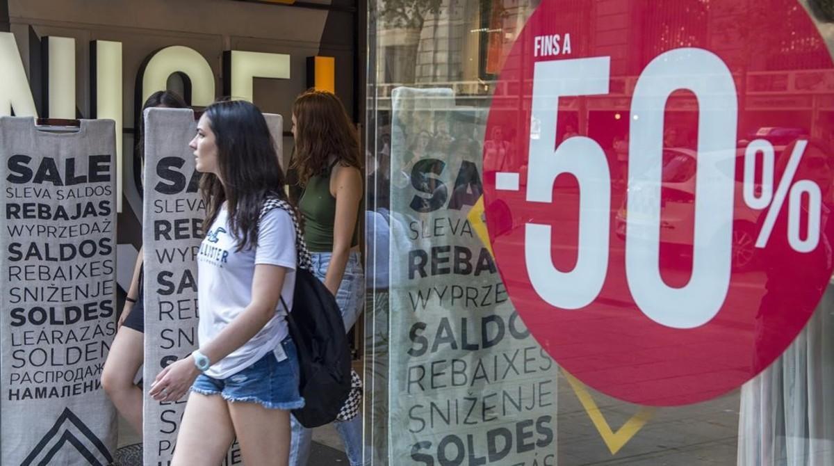 zentauroepp43972707 barcelona  25 06 2018 temporada de rebajas en las tiendas y 180625193551