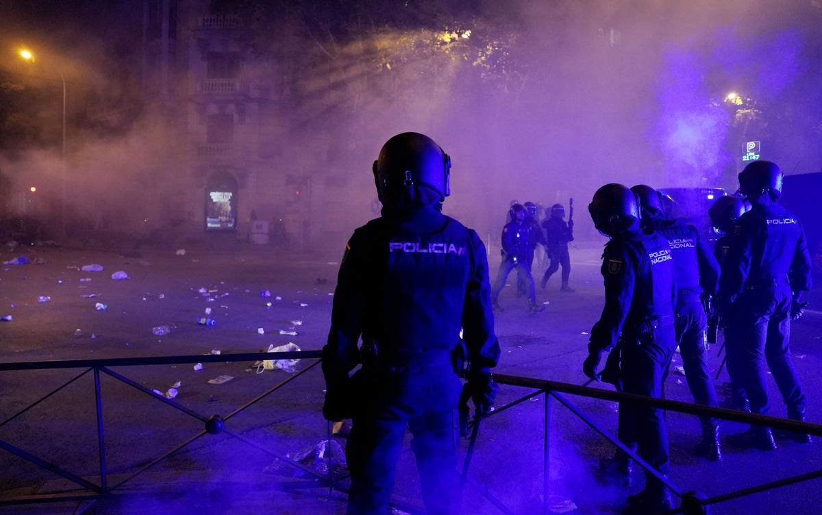 La ira de la derecha contra la amnistía se ha desbordado en la noche de este lunes en la calle Ferraz de Madrid. Los antidisturbios de la Policía Nacional han terminado disolviendo con porras, humo y gas picante una concentración que cercaba a la sede federal del PSOE.