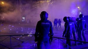 La ira de la derecha contra la amnistía se ha desbordado en la noche de este lunes en la calle Ferraz de Madrid. Los antidisturbios de la Policía Nacional han terminado disolviendo con porras, humo y gas picante una concentración que cercaba a la sede federal del PSOE.