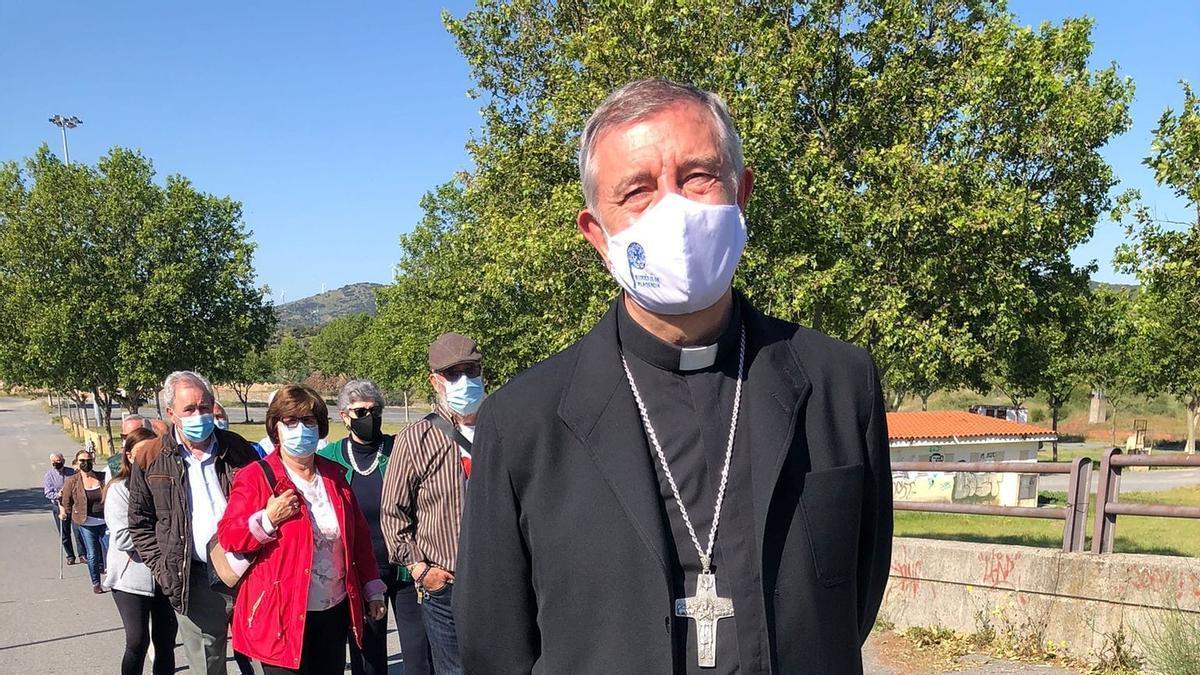 El obispo, en la cola para vacunarse.