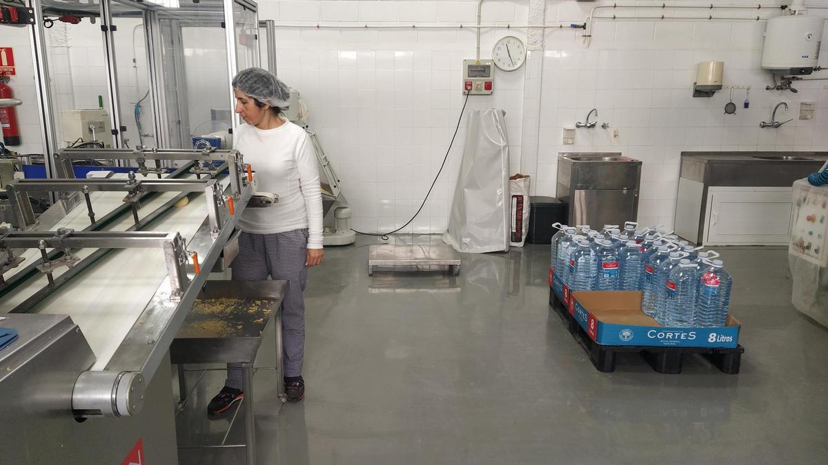 Susana Serra, de Coques Susana, trabaja junto a las garrafas de agua mineral