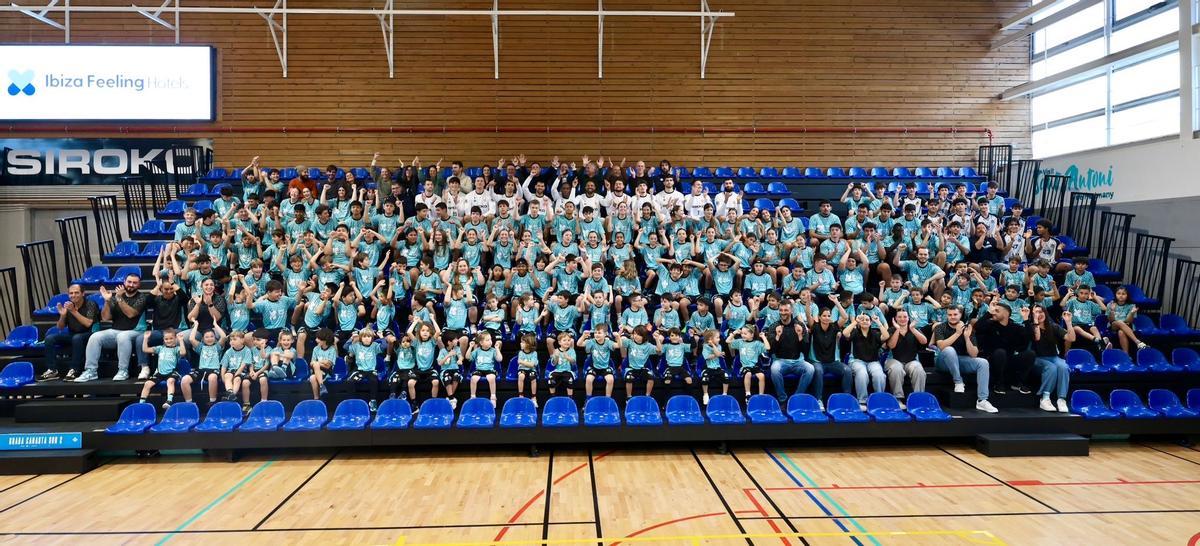 La foto de familia del Club Bàsquet Sant Antoni