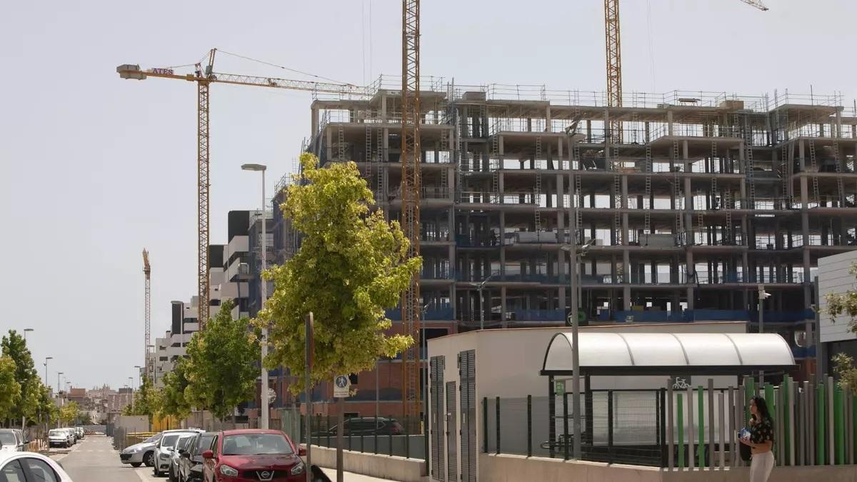 Imagen de archivo de construcción de nuevas viviendas en el Port de Sagunt.
