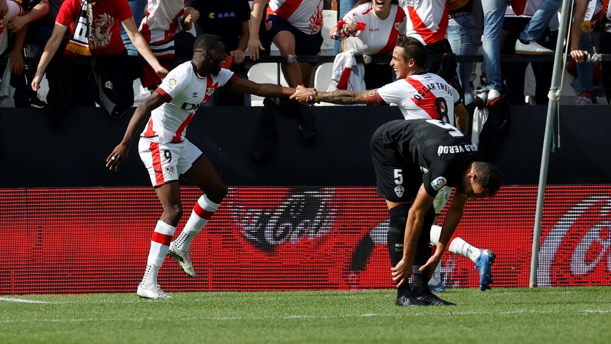 Verdú con los jugadores del Rayo Vallecano detrás suyo celebrando un gol