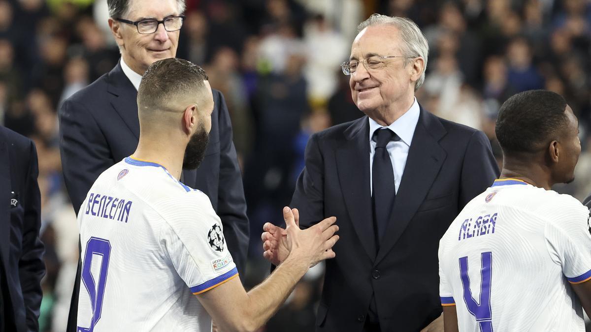 Florentino Pérez saluda a los jugadores del Real Madrid tras ganar la Champions.