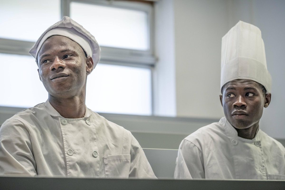 Sadio y Moussa en las cocinas del C.I.F.P Compostela