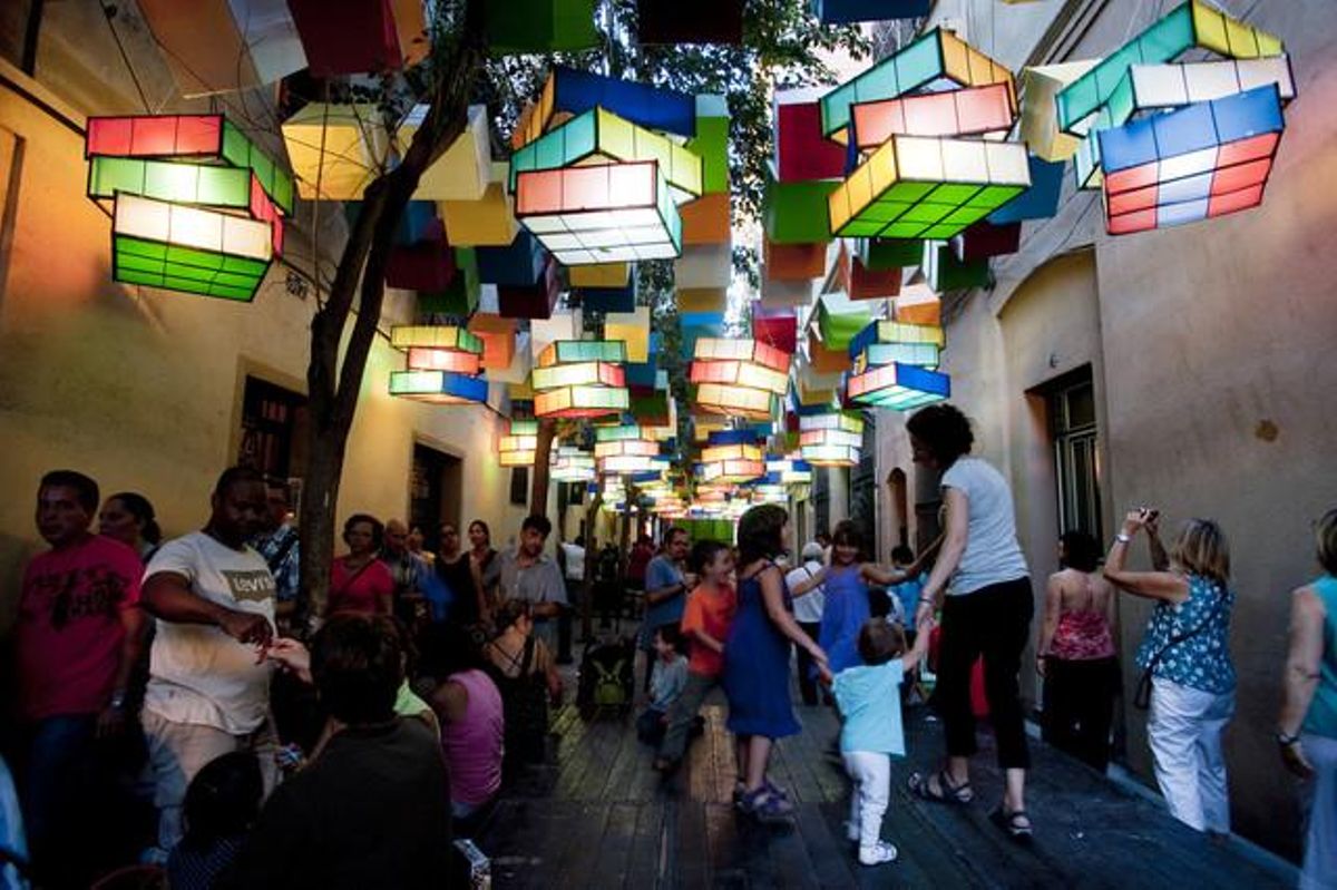 Los cubos de Rubik protagonizan el decorado de la calle de Tordera.