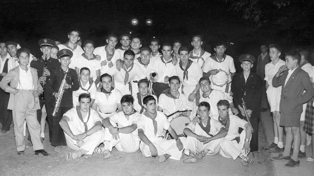 Peñistas en las fiestas de San Lorenzo de 1957.