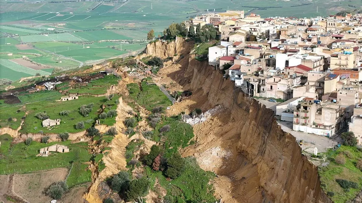 Un pueblo de Sicilia, en alerta máxima por el derrumbe de una ladera que amenaza a decenas de casas