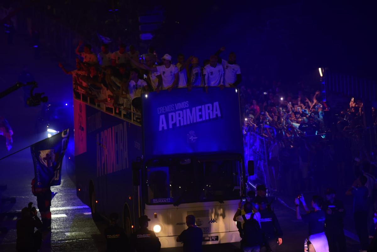 Fiesta del ascenso: la llegada de los jugadores a Cuatro Caminos