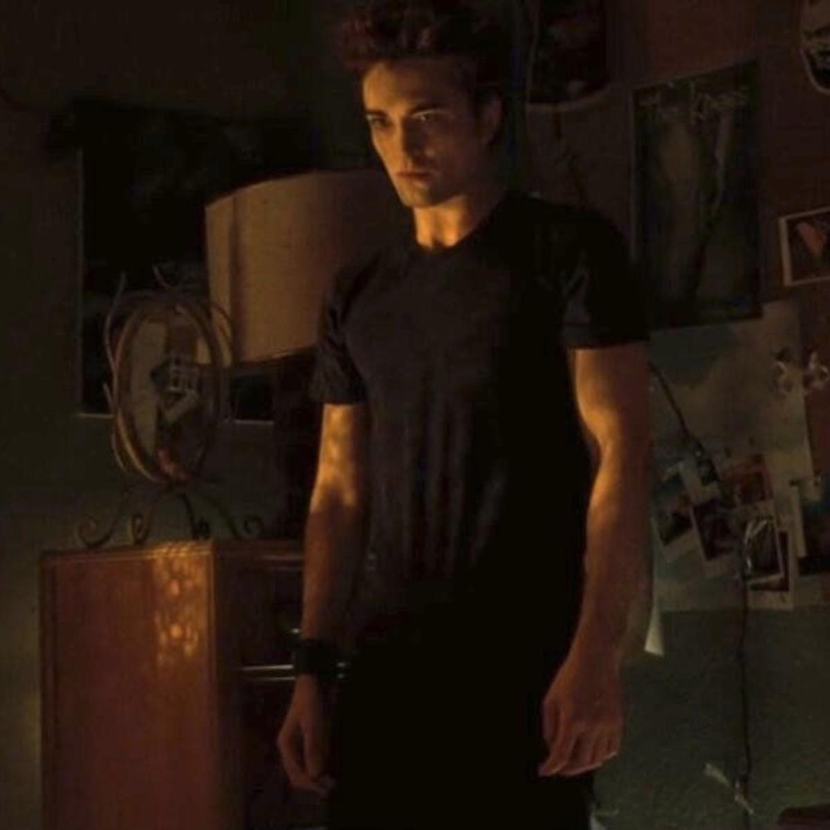 Edward Cullen mirando a Bella dormir, red flag