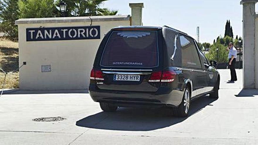 Un coche fúnebre a la entrada de un tanatorio.