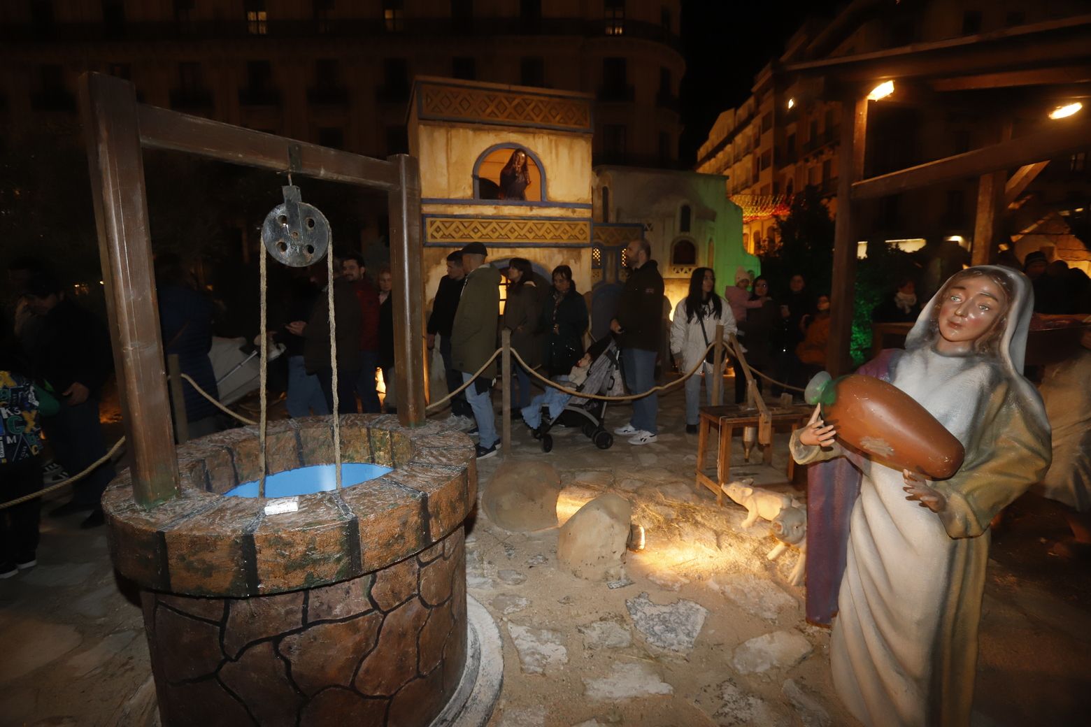 Gran ambiente navideño en la Plaza del Pilar de Zaragoza aprovechando el día festivo