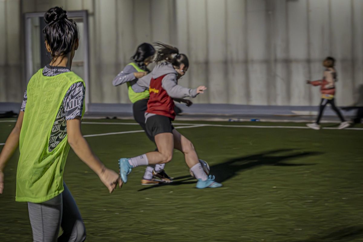 Entrenamiento del primer equipo de fútbol femenino que se crea en el barrio de La Mina