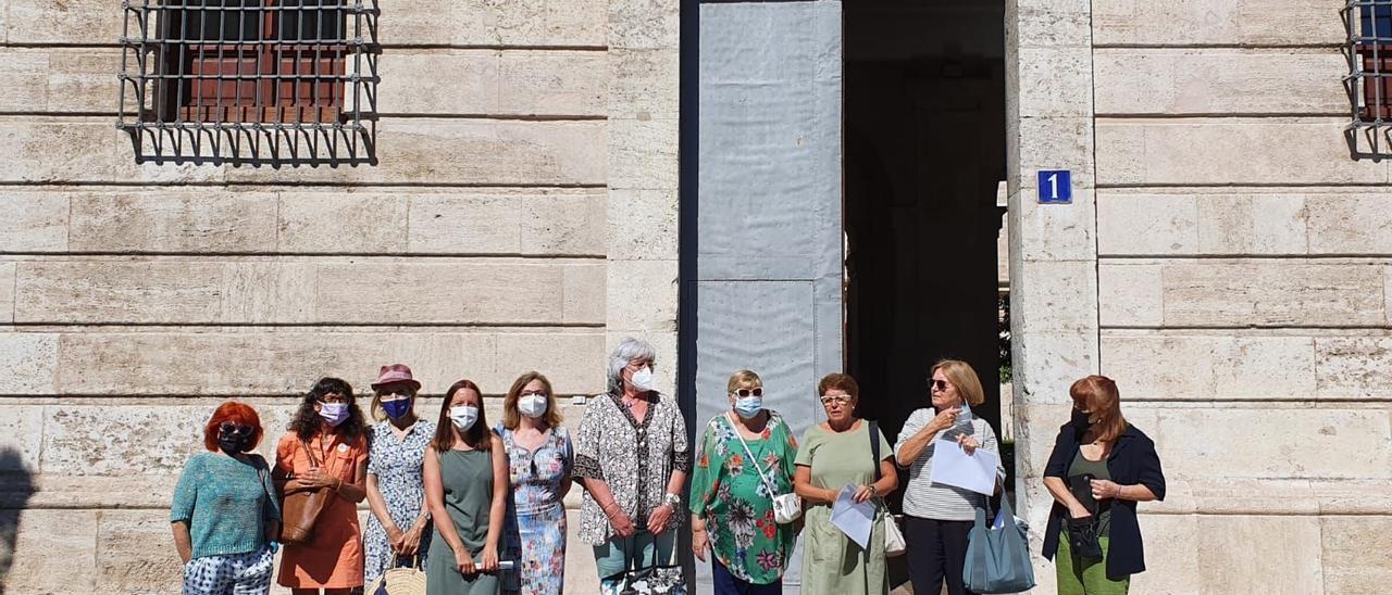 Representantes de las entidades de mujeres frente a la Delegación de Gobierno