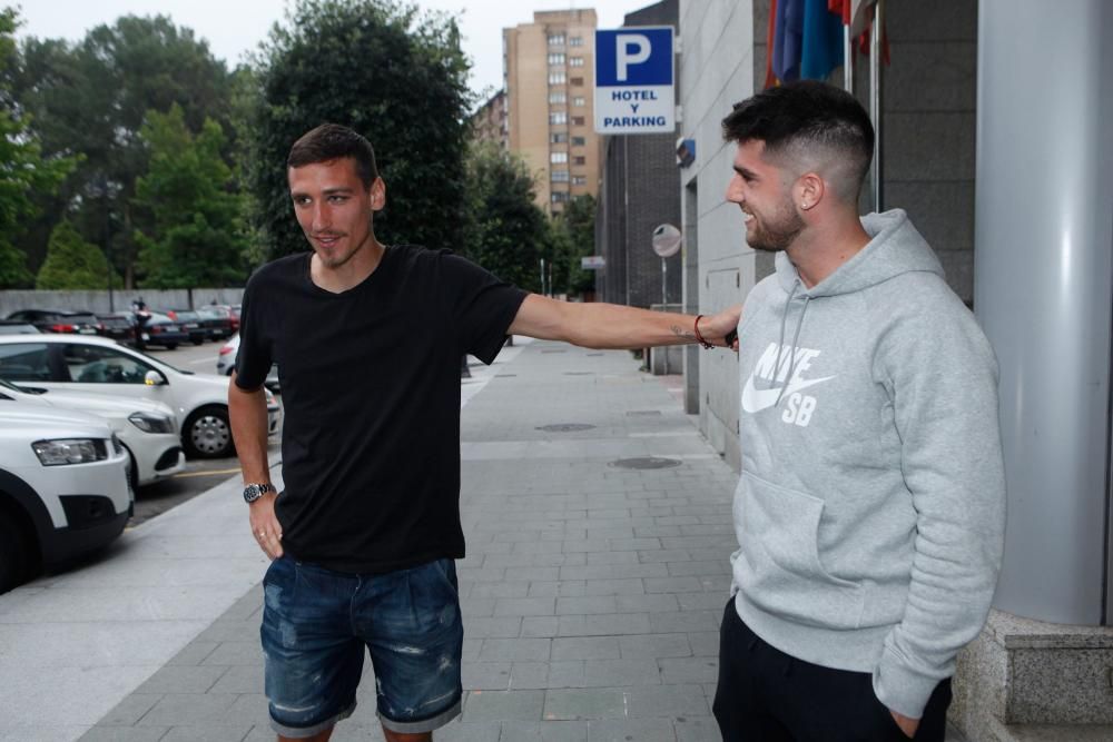 Jordi Calavera, nuevo fichaje del Sporting, llega a su hotel a Gijón, donde se encontró con Scepovic.