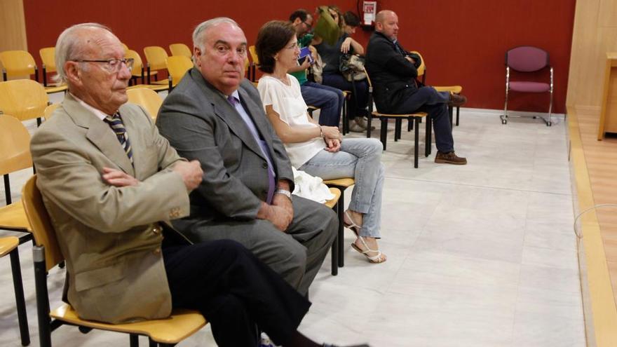 Por la izquierda, en primera fila, Manuel Martín, Guillermo Alfredo Honrubia, Margarita García y Angel Manuel García Brugos, durante una sesión del segundo juicio por el &quot;caso Camocha&quot;.