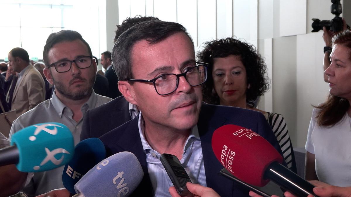 Miguel Ángel Gallardo, secretario general del PSOE de Extremadura, responde a los medios de comunicación en la mañana de este lunes.
