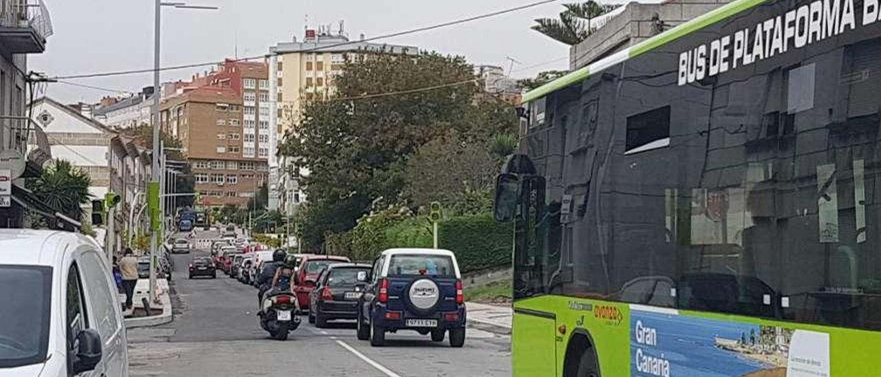 El corte de la Provincial provoca largas colas de vehículos  |  Los conductores que pasan a diario por Emilia Pardo Bazán (la antigua carretera Provincial) tendrán que armarse de paciencia. Ayer se cortó el vial entre Loureiro y Baixada A Salgueira para proceder al asfaltado y las largas colas de vehículos se sucedieron a lo largo de toda la jornada. Está previsto que el corte se alargue durante tres semanas.