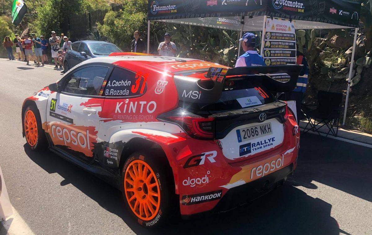 El GR Yaris Rally2 de Alejandro Cachón a la salida de un tramo cronometrado del Rally Islas Canarias.