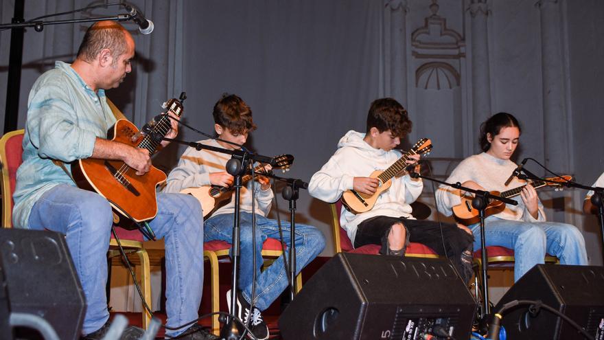 La cantera de timplistas de Lanzarote se congrega en Teguise para su concierto navideño