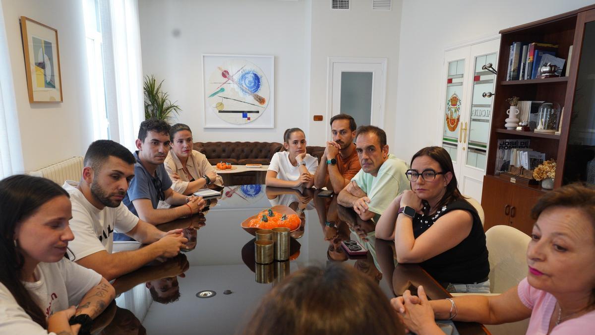 Encuentro con asociaciones en el ayuntamiento.