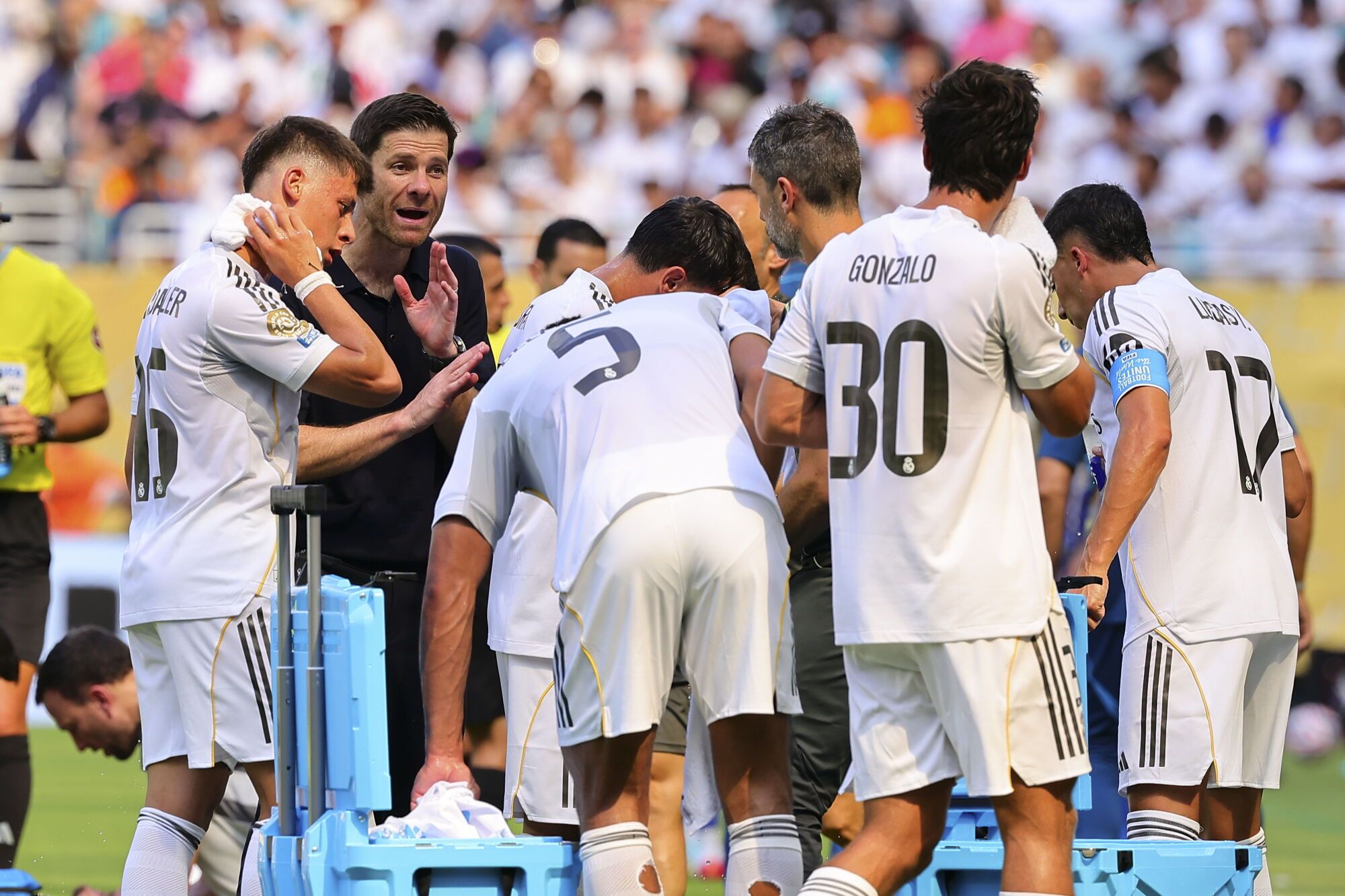 MIAMI (United States), 18/06/2025.- Head coach Xabi Alonso of Real Madrid (2L) talks with his players during a cooling break during the FIFA Club World Cup 2025 soccer match between Real Madrid and Al Hilal AC in Miami, Florida, USA, 18 June 2025. (Mundial de Fútbol) EFE/EPA/CRISTOBAL HERRERA-ULASHKEVICH