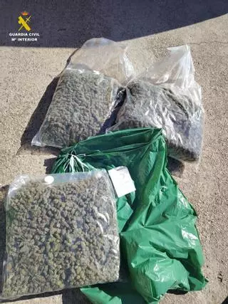 Dos detenidos y casi 20 kilos de marihuana incautados en la Vall d'Albaida